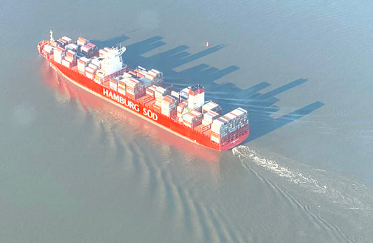 Luftaufnahme von Containerschiff
