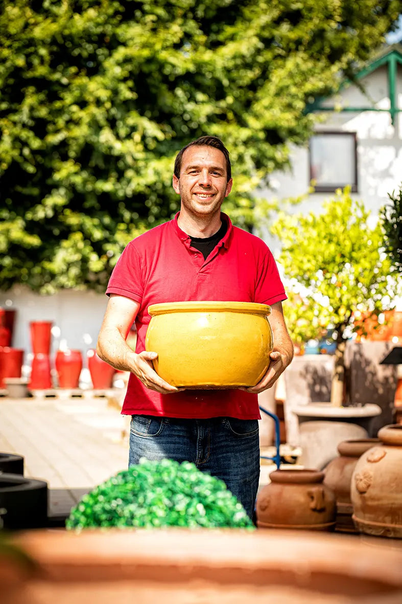 Mitarbeiter packen mit an TUCANO HAMBURG Pflanzkübel und Blumentopf Lagerverkauf